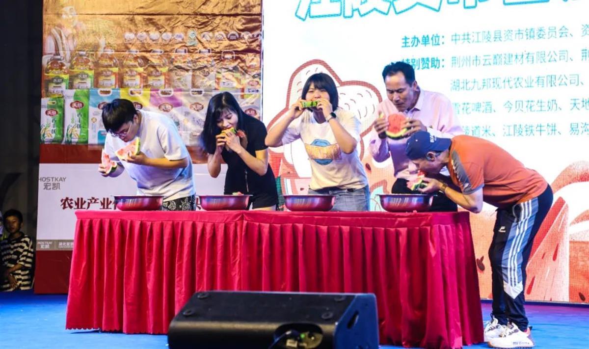 "吃瓜群众"现场比拼吃瓜速度,江陵西瓜音乐节让游客乐享端午假期