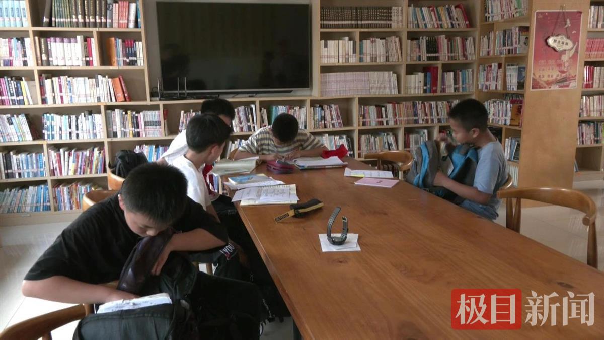 湖北省江陵县有位72年党龄的图书管理员爷爷
