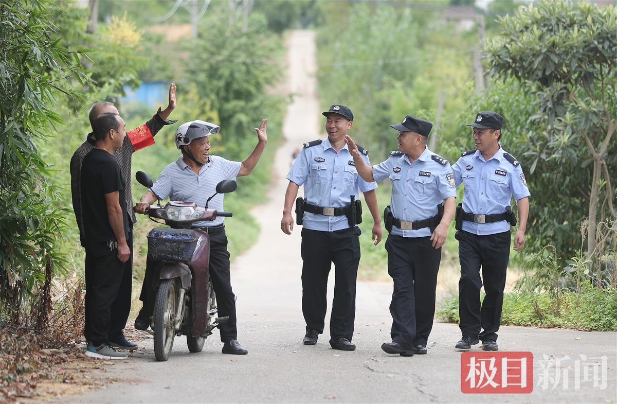 湖北省京山市公安局负责人告诉极目新闻记者,该市357名村辅警充分发挥