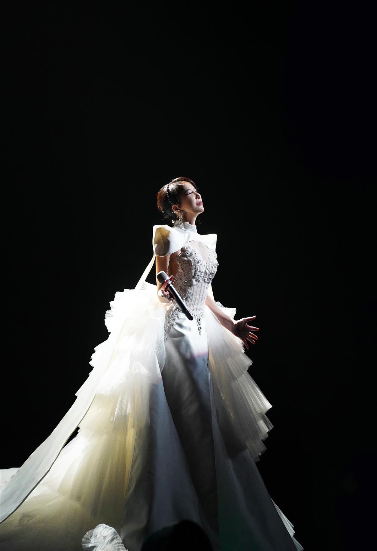 歌迷忆23年前雨中与李玟合唱:"希望coco在另一个世界也能肆意耍花枪!