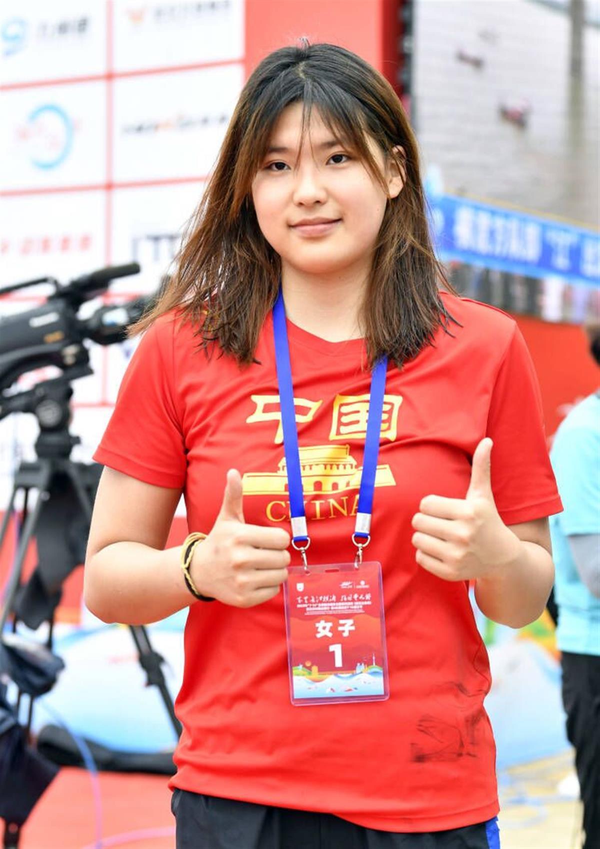 15岁美少女黄子琪夺得抢渡赛女子组冠军 | 极目新闻