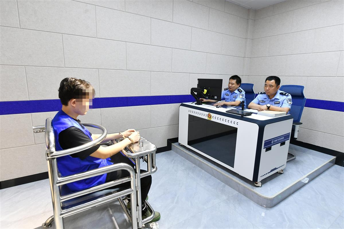 图2:民警正在讯问犯罪嫌疑人.欧阳智慧 摄.jpg