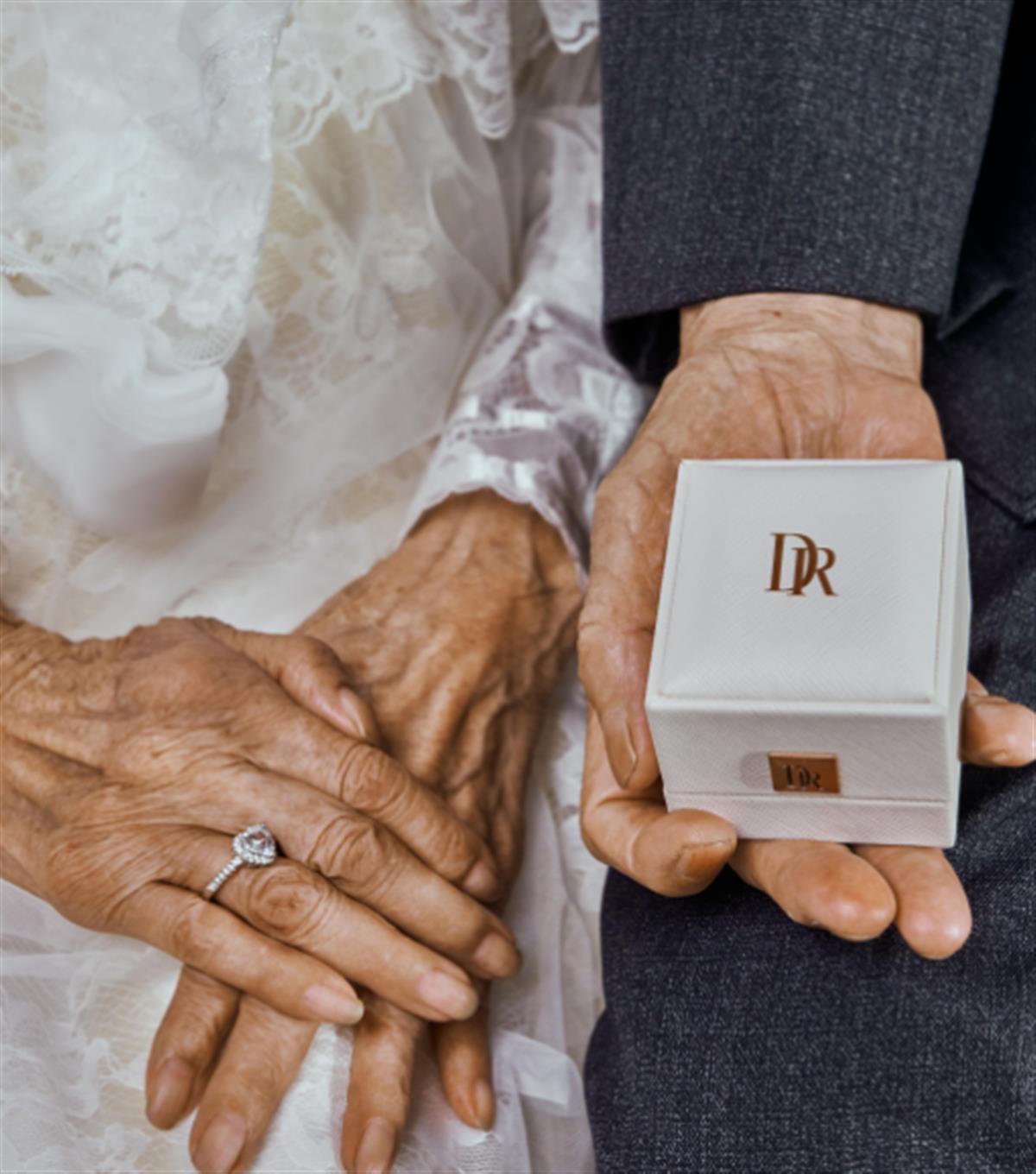 dr钻戒温州公益行百岁老人圆梦婚纱照