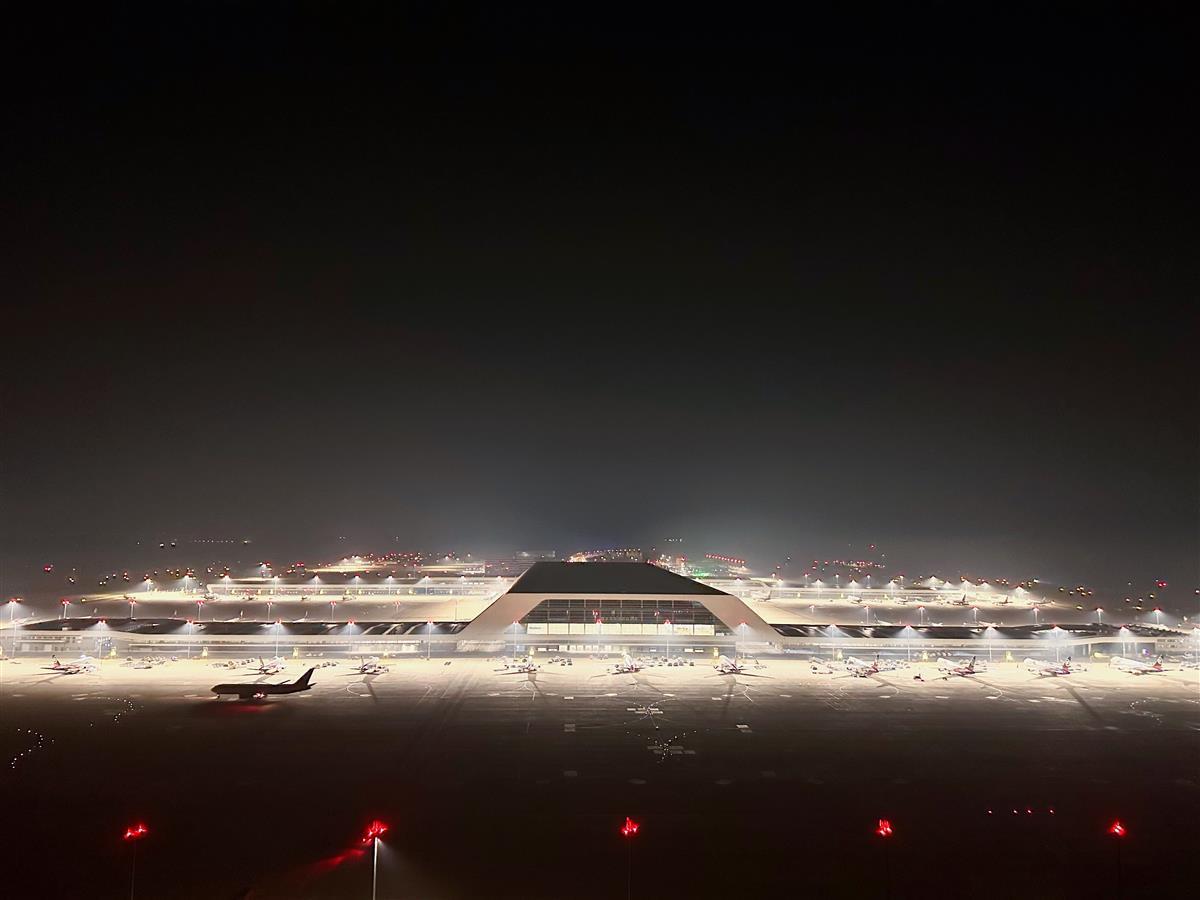 花湖机场完成货运航线转场,顺丰最大转运中心投用 | 极目新闻