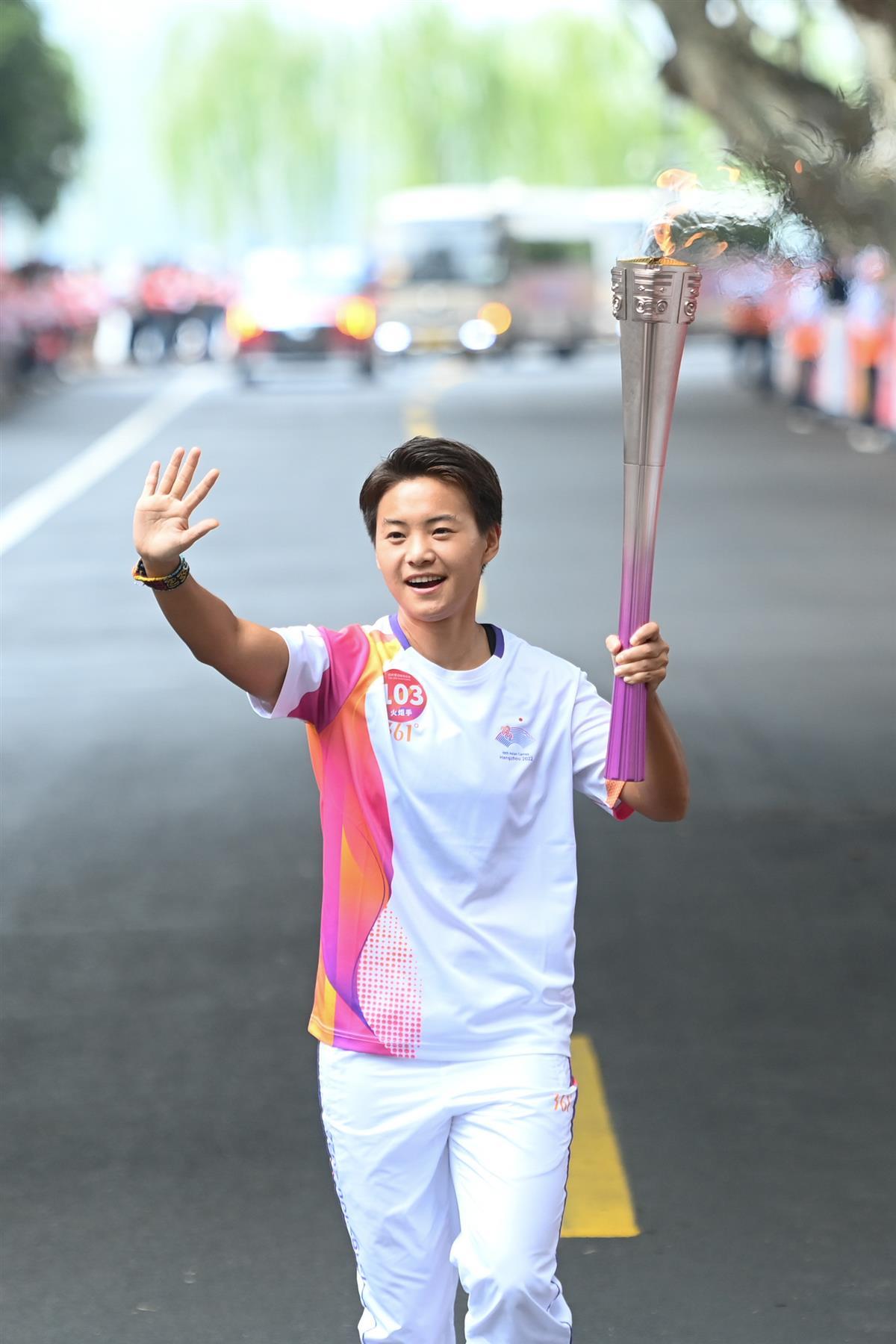 戴上特别的手环王霜参加杭州亚运会火炬传递