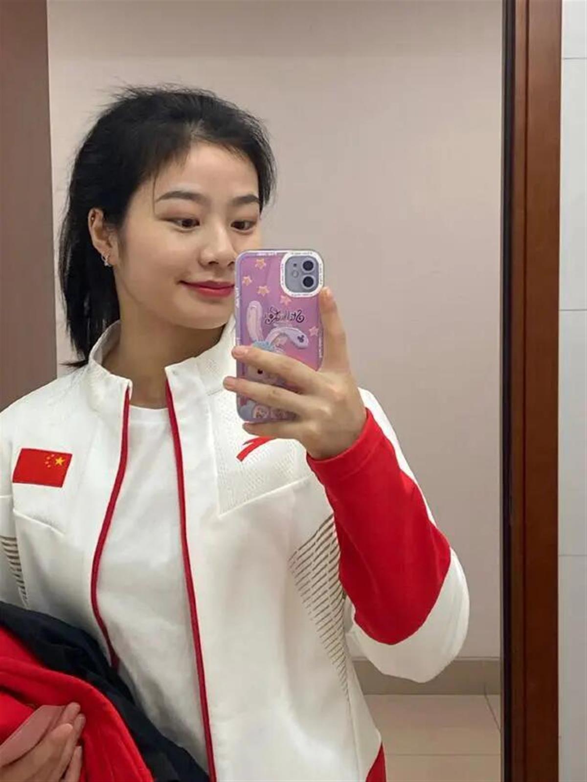 极目快评18岁女子举重队员流泪回应颜值走红有实力的人是真正好看