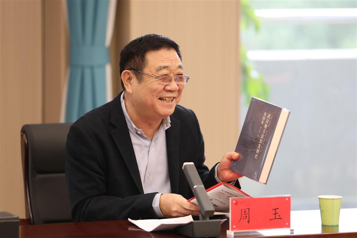 江汉大学校长景新华向参会编委们介绍了江汉大学近年来的发展成绩,对