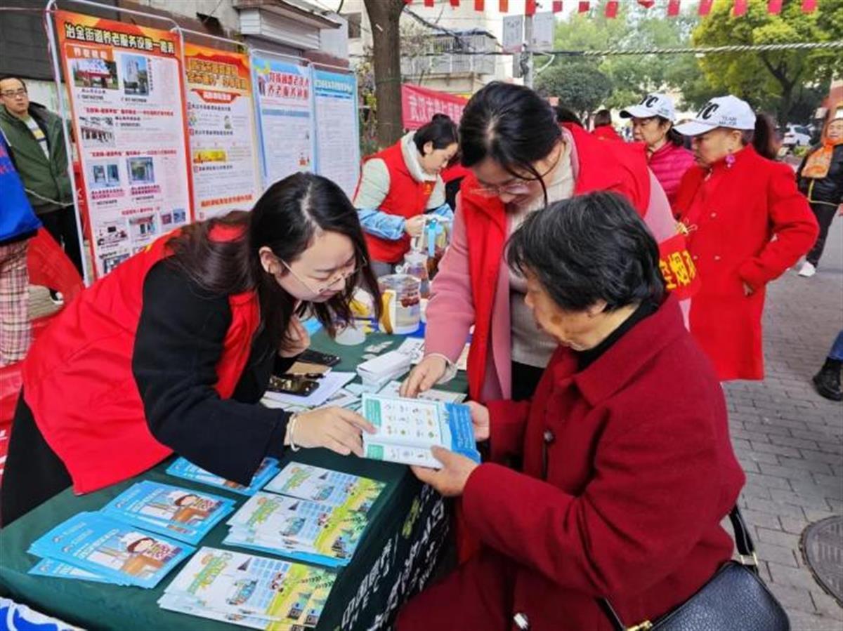 参加社区服务照片图片