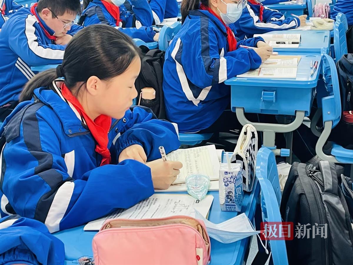 "同学们,请大家打开平板上的人人通,查看作业批改后的情况.