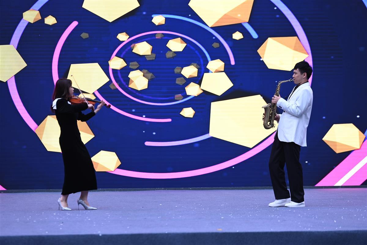 朱睿淇、蔡鑫器乐  重奏《舞动起来》.jpg