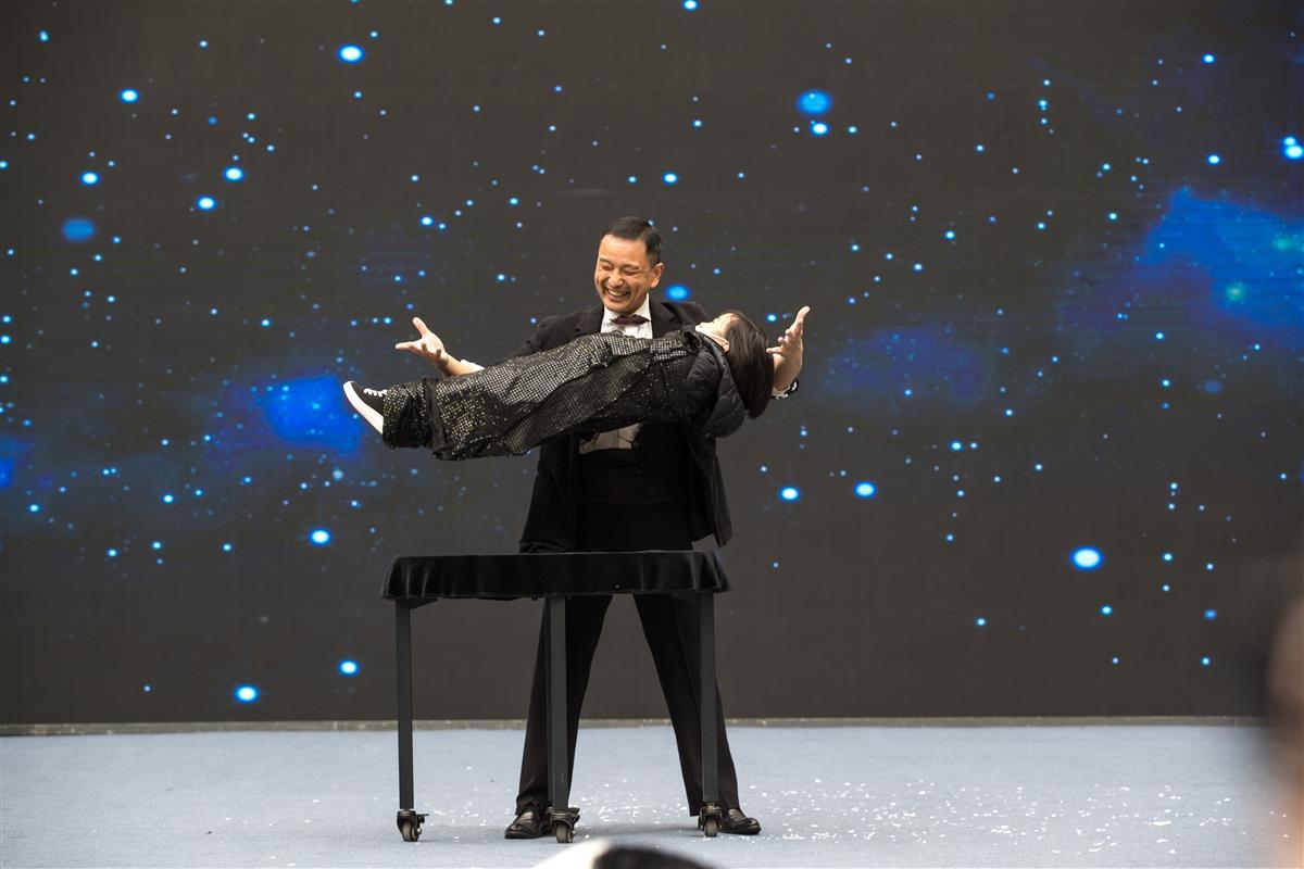 吴松涛  魔术《鸽剧魅影、人体悬浮》.jpg