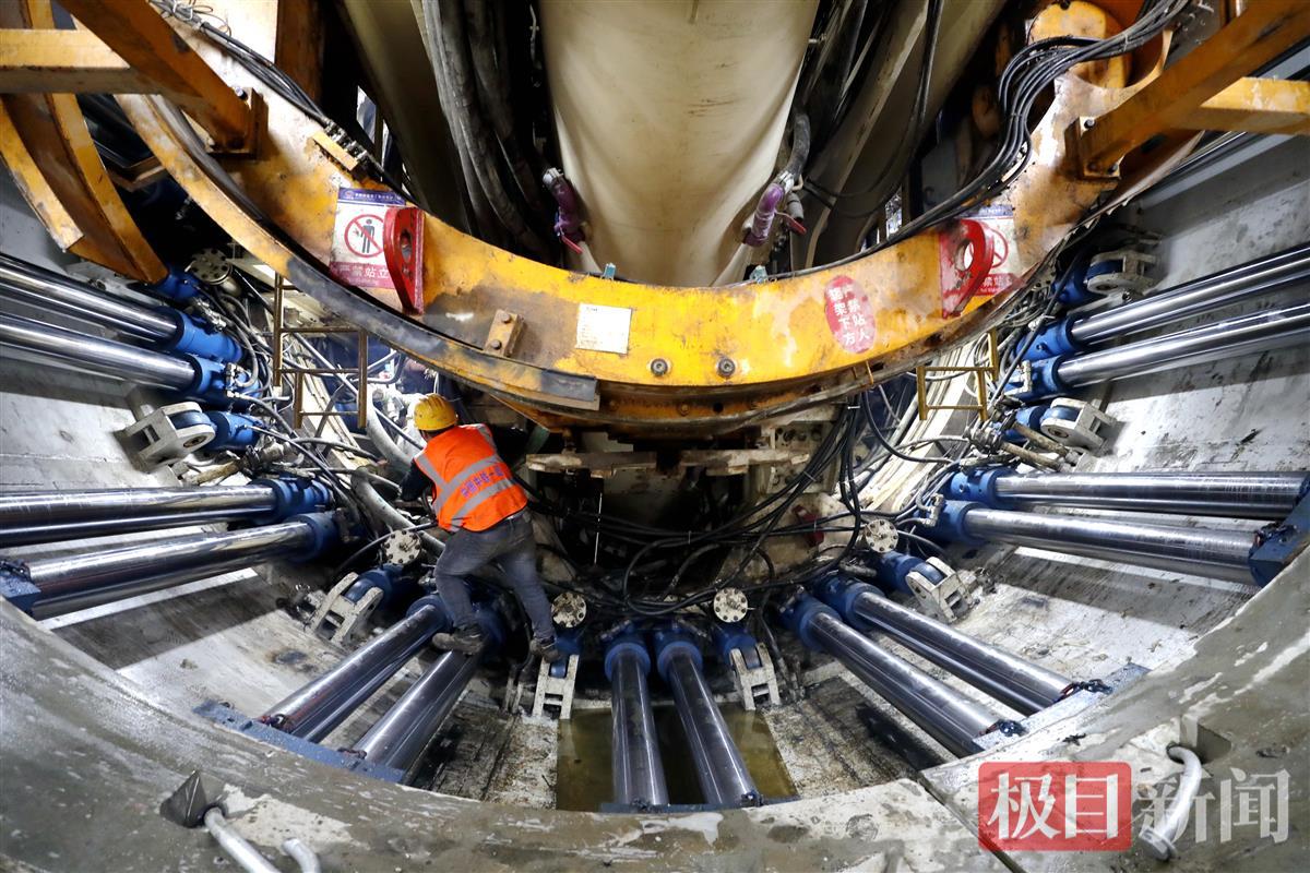 新港线一期白区间左线盾构顺利始发.jpg