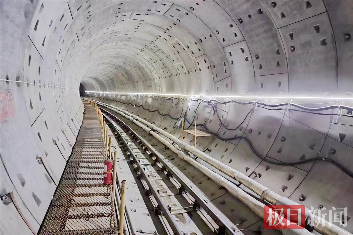 11号线三期首开段江紫区间右线贯通.jpg