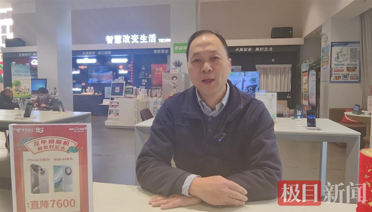 中国电信武汉分公司全渠道终端运营中心主任樊舰平接受采访.jpg