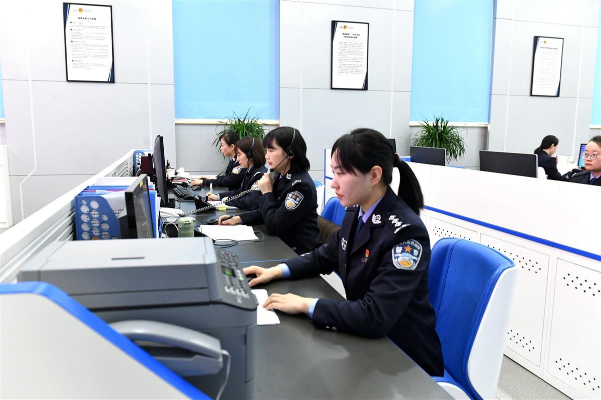 图1：付真瑞正在110报警台带班。欧阳智慧 摄.JPG