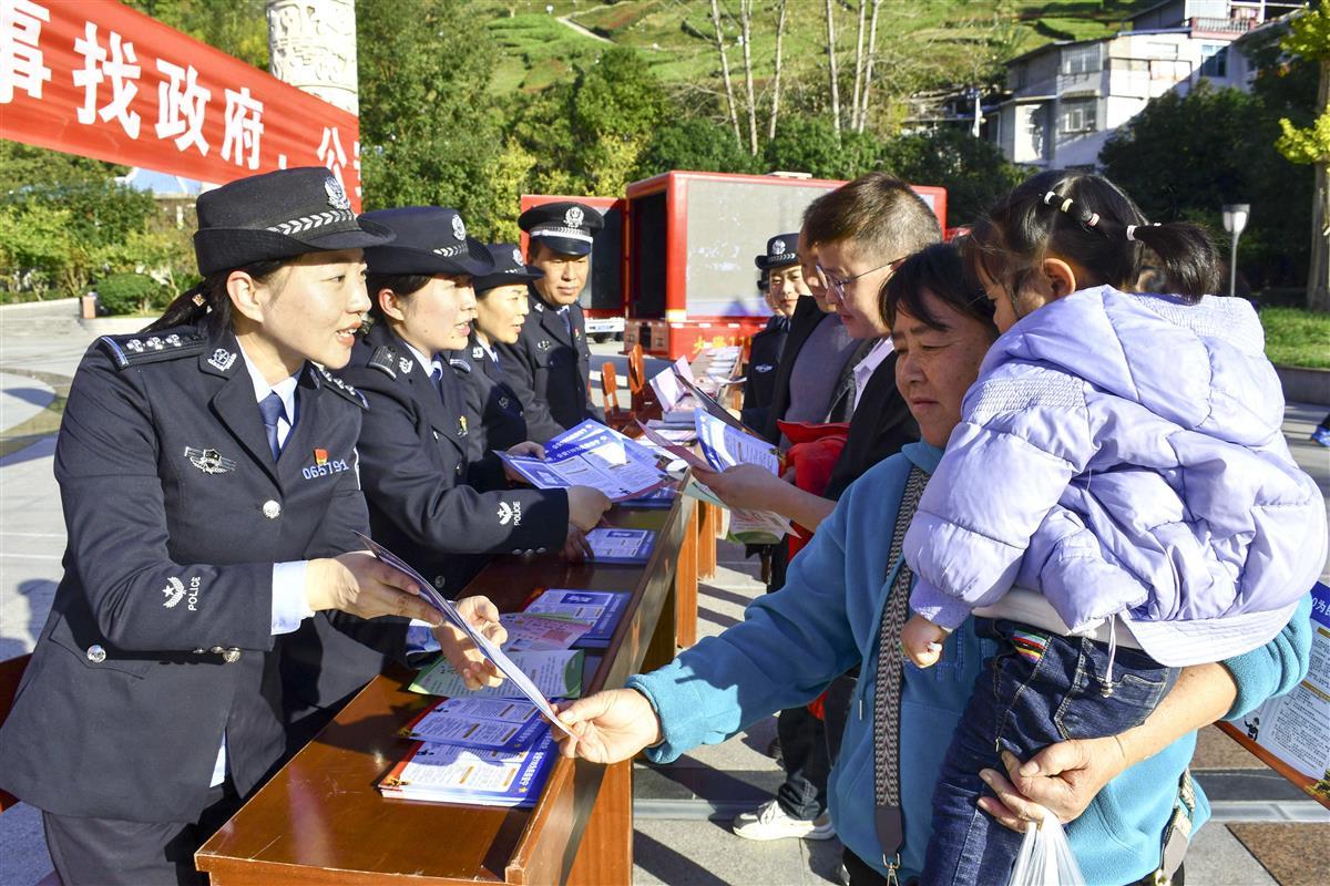 图3：付真瑞在开展110宣传活动。李金荣 摄.jpg