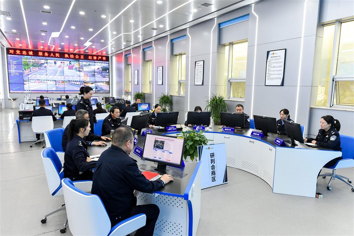 图2：付真瑞正召集民警研判案情。欧阳智慧 摄.jpg