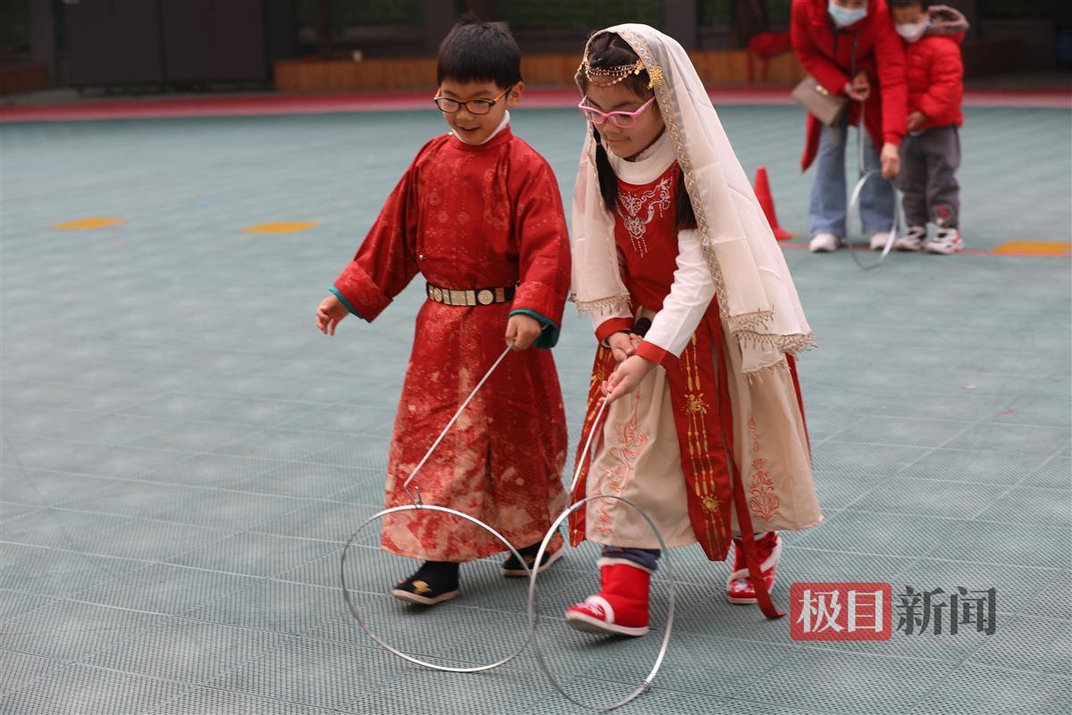 着霓裳羽衣,玩古诗游戏,幼儿园萌娃"穿越"唐朝逛庙会 | 极目新闻