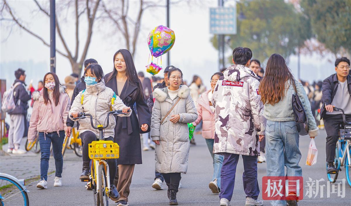 2021年元旦假期,武汉各大景区纷纷推出精彩纷呈的跨年活动,众多市民