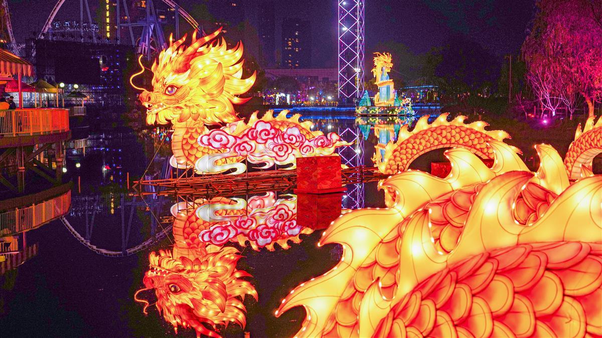 1359415_武汉东湖龙年灯会点，亮温暖冬日_4.jpg