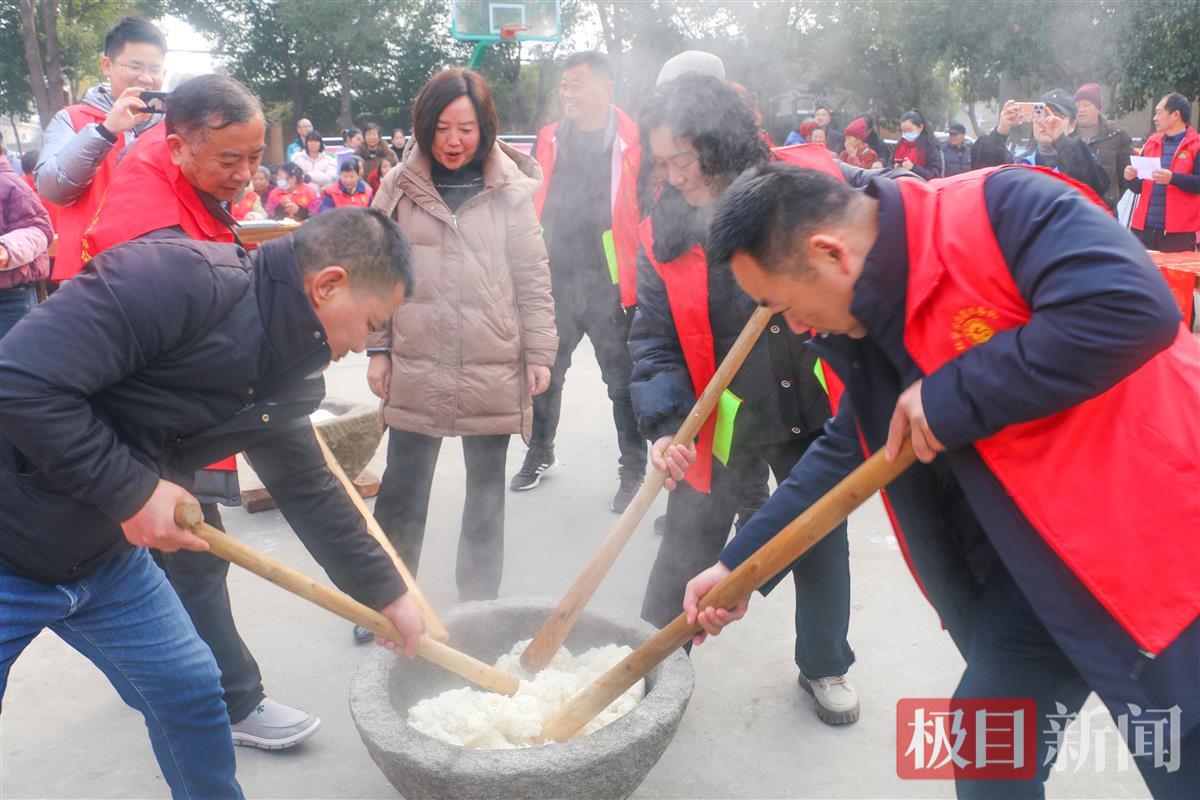 江陵县六合垸管理区的群众在打糍粑。（通讯员供图）.jpg