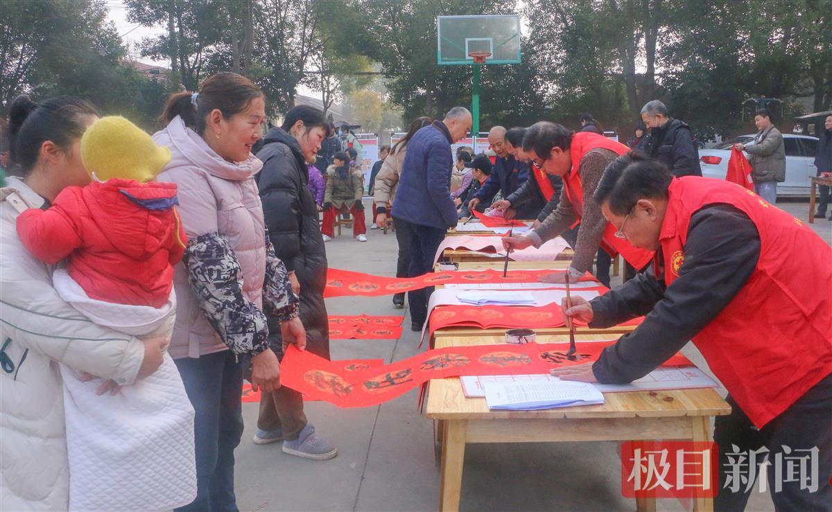 江陵县六合垸管理区的书法爱好者现场为居民写春联。（通讯员供图）.jpg