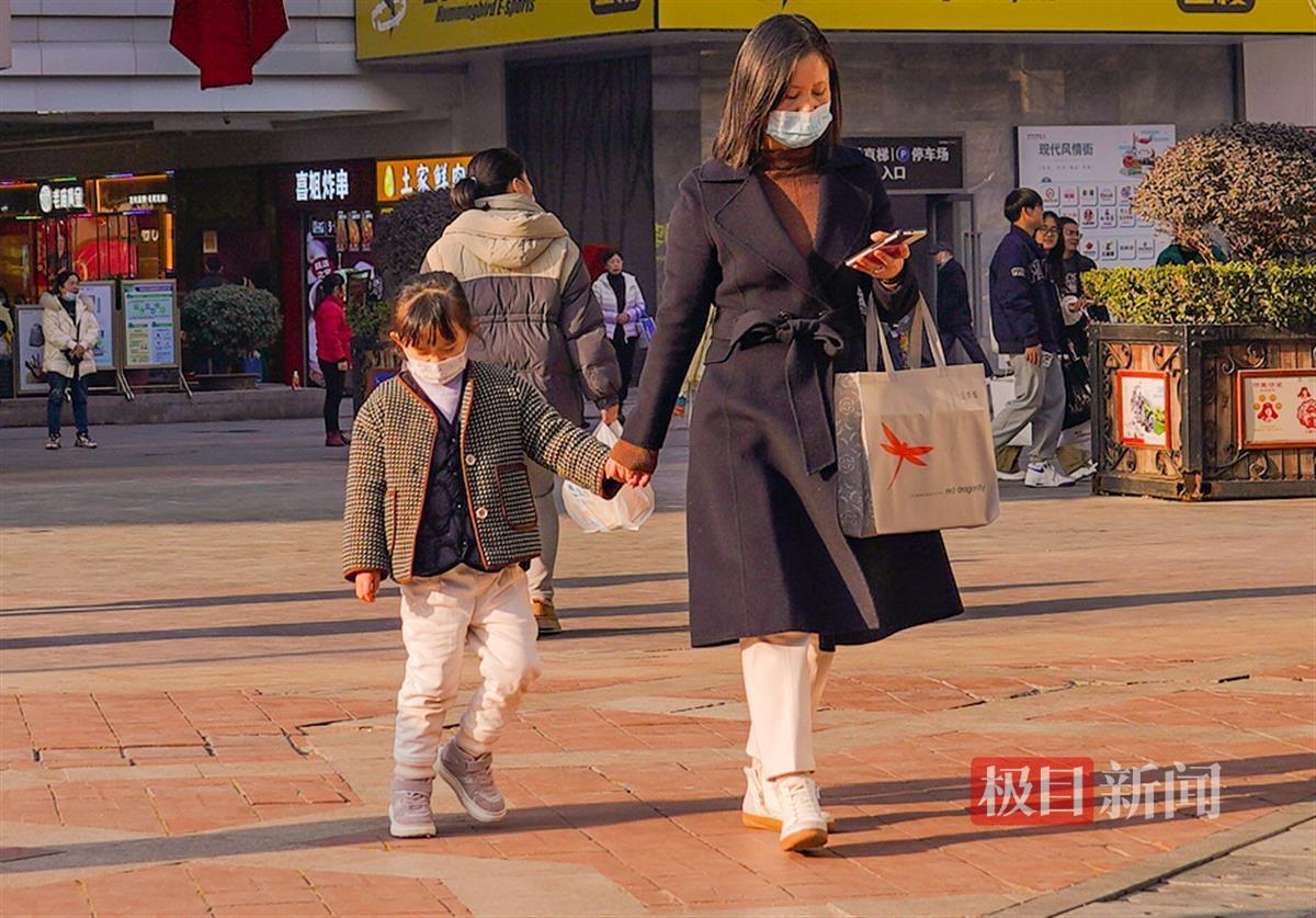 气温回升，江城温暖如初春 | 极目新闻