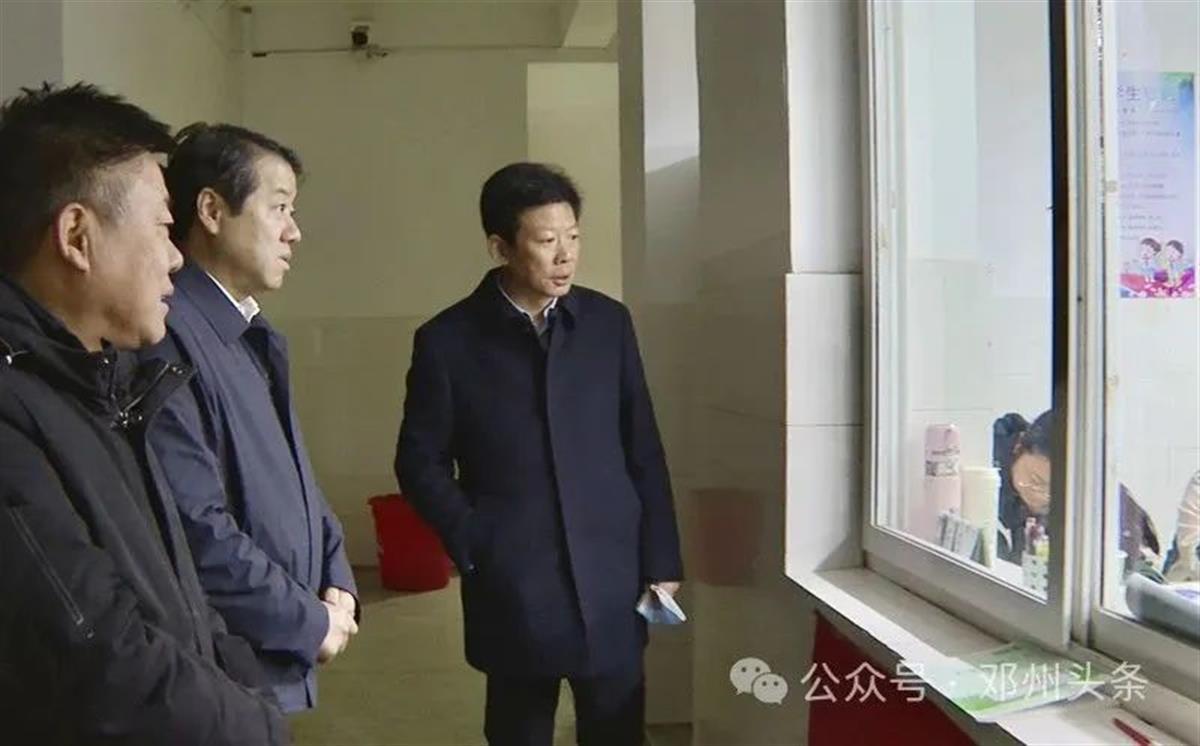 A市委书记夜晚到学校调研吃“闭门羹”1.jpg
