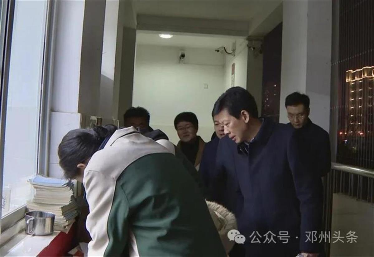 A市委书记夜晚到学校调研吃“闭门羹”，.jpg