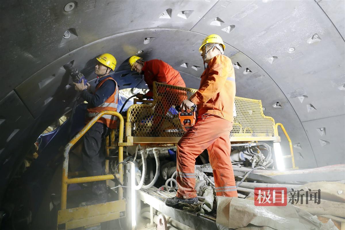 武汉地铁11号线三期首开段紫阳湖站-武昌火车站盾构区间，操作手进行管片拼装。袁永华 摄.JPG