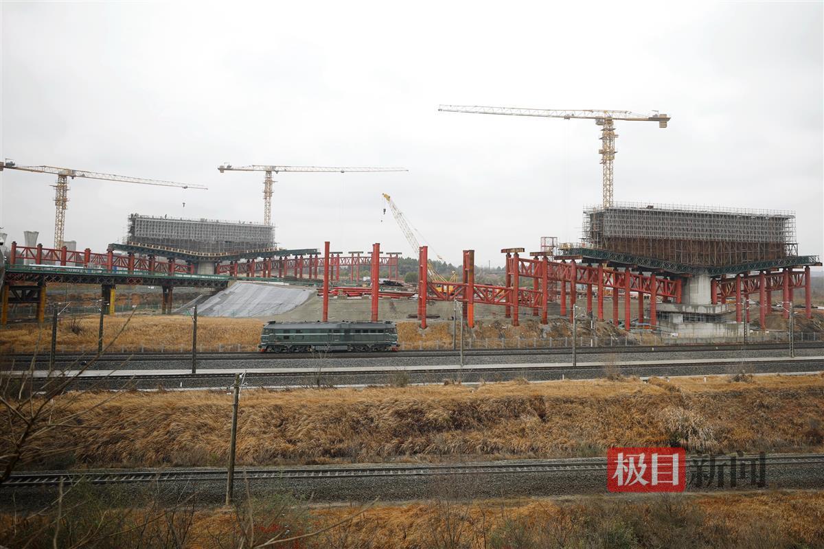 武汉地铁前川线二期“涉铁”段桥墩转体梁施工。袁永华 摄.JPG