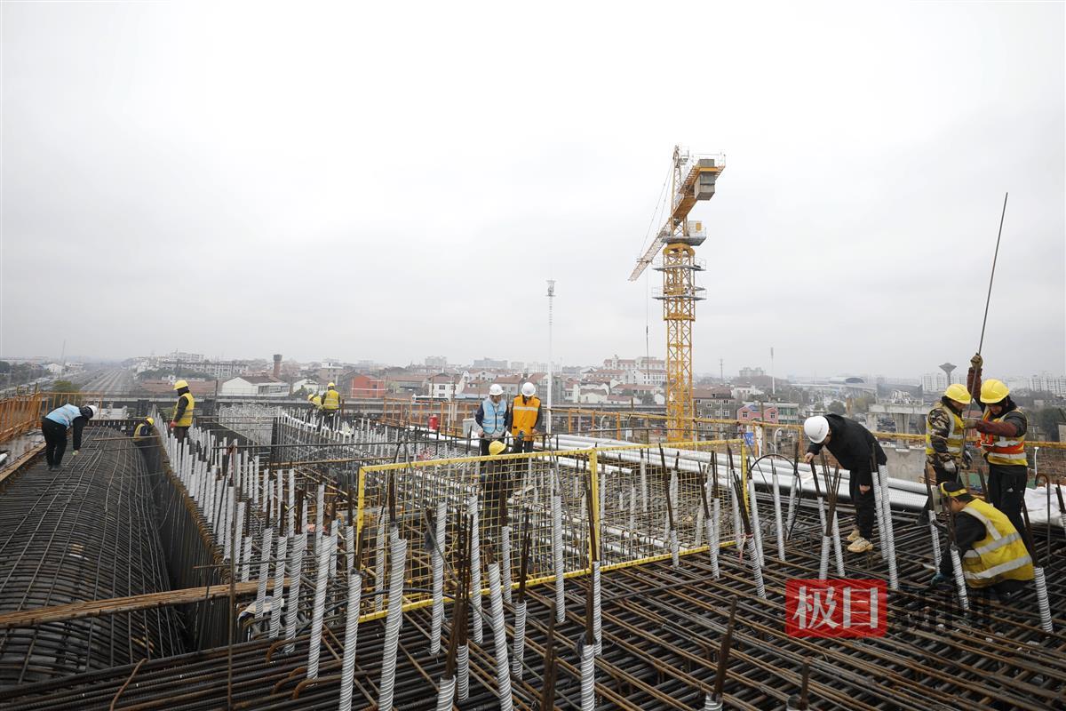 武汉地铁前川线二期上跨京广铁路高架转体桥主桥，建设者正在进行钢筋及预应力安装。袁永华 摄.JPG