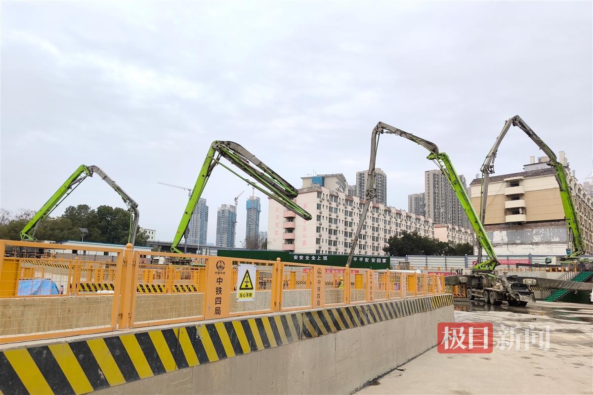 1月30日，武汉地铁12号线汉钢站首段底板顺利完成混凝土浇筑。袁永华 摄 (4).jpg