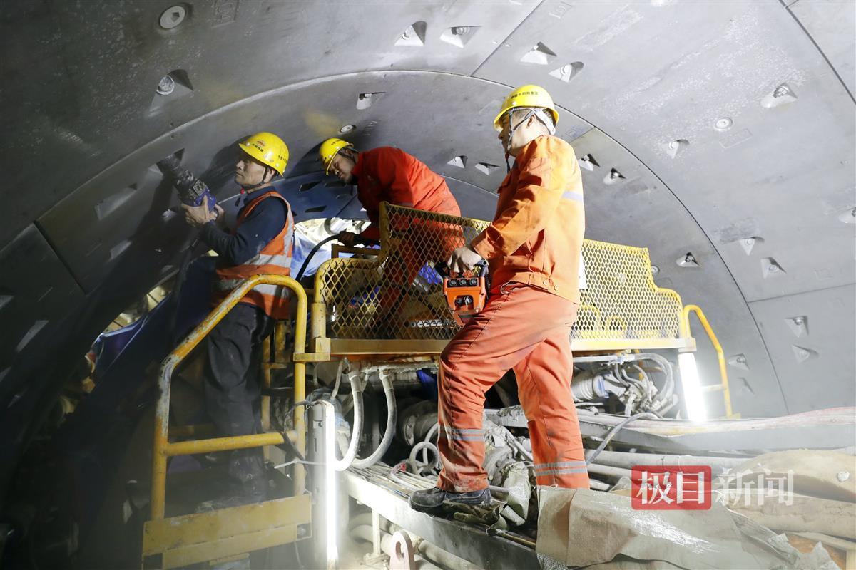 武汉地铁11号线三期首开段紫阳湖站-武昌火车站盾构区间，操作手进行管片拼装。袁永华 摄.JPG