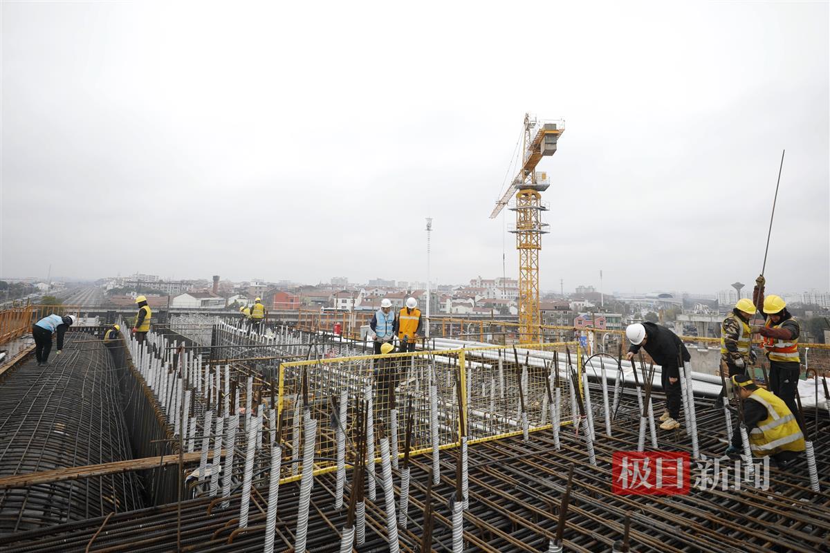 武汉地铁前川线二期上跨京广铁路高架转体桥主桥，建设者正在进行钢筋及预应力安装。袁永华 摄.JPG