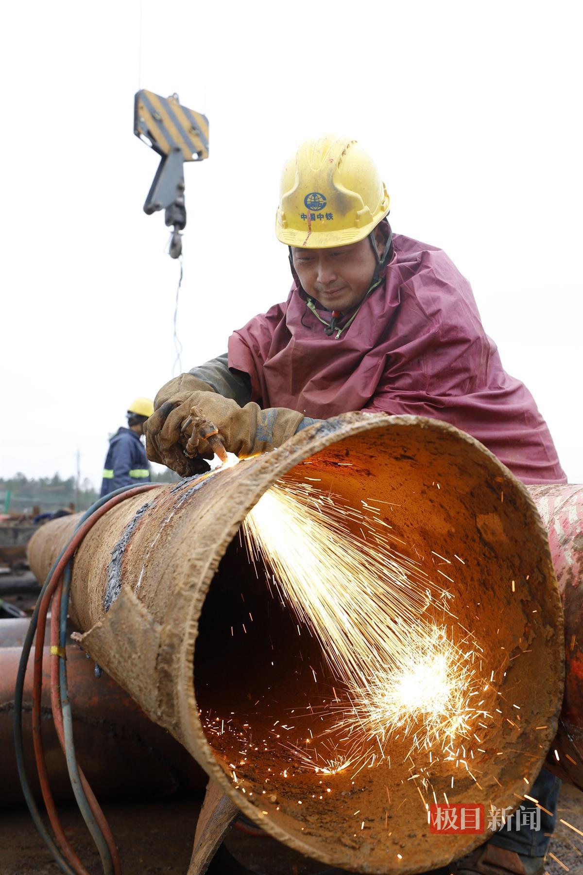 武汉地铁前川线二期“涉铁”高架段，地铁建设者切割钢管桩用于支架连接系。袁永华 摄.JPG