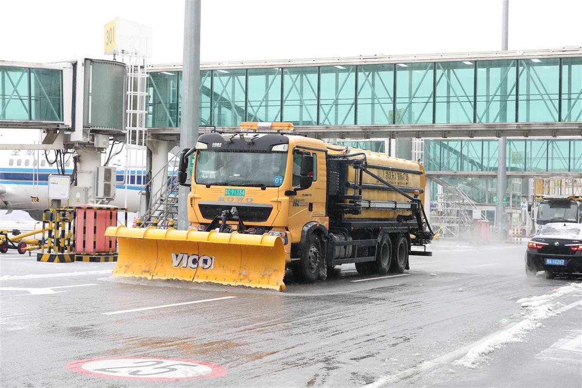 11台除冰车213吨除冰液,武汉天河机场全力应对冰雪天气 
