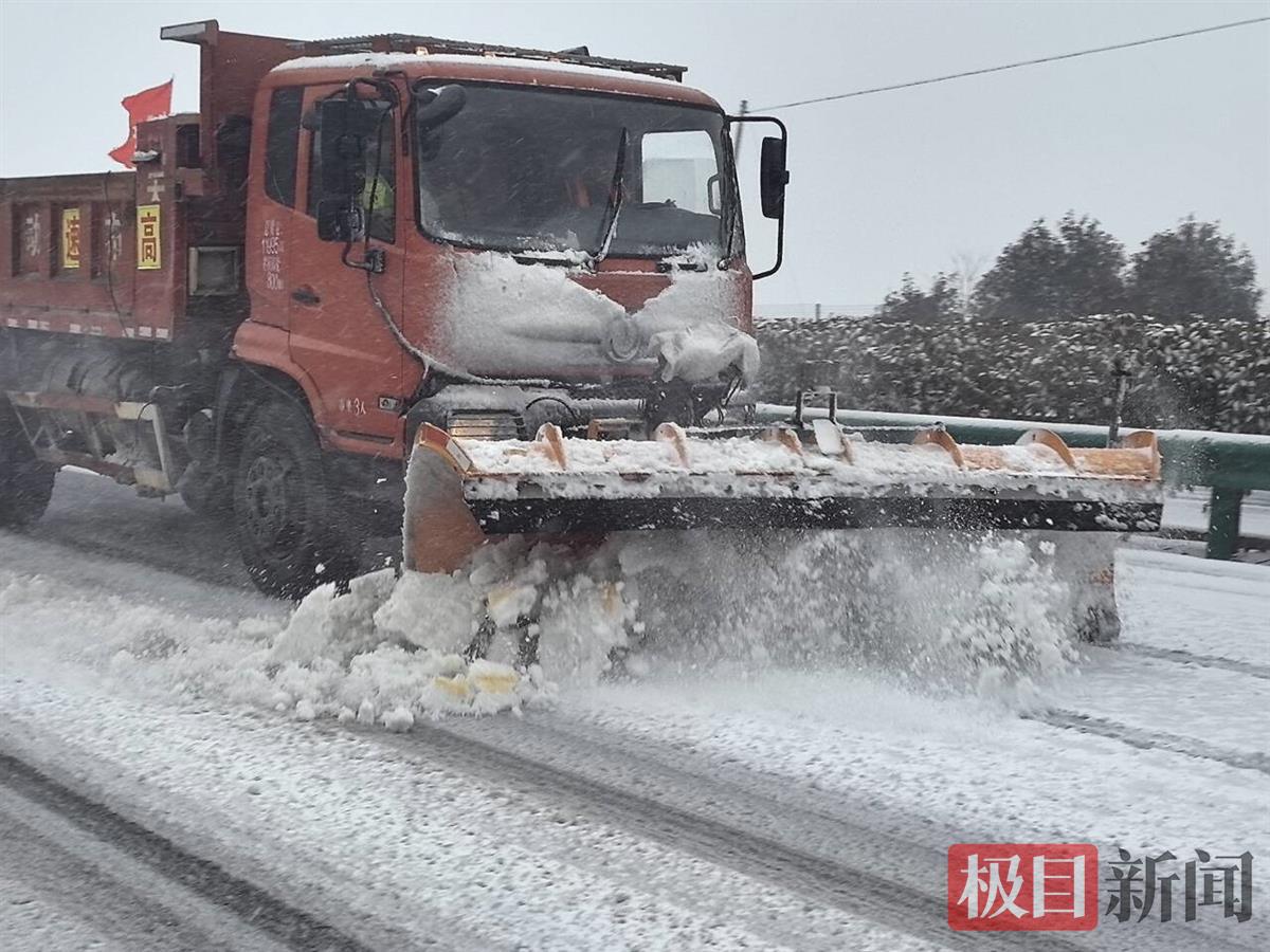 4.实施机械除雪.jpg 4.实施机械除雪.jpg