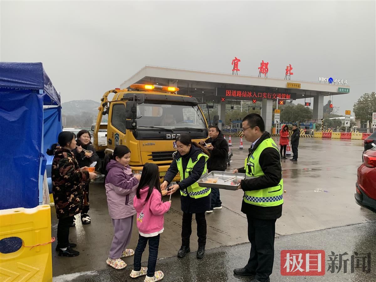 宜昌运营公司宜都北管理所为滞留司乘送上爱心早餐.JPG 宜昌运营公司宜都北管理所为滞留司乘送上爱心早餐.JPG