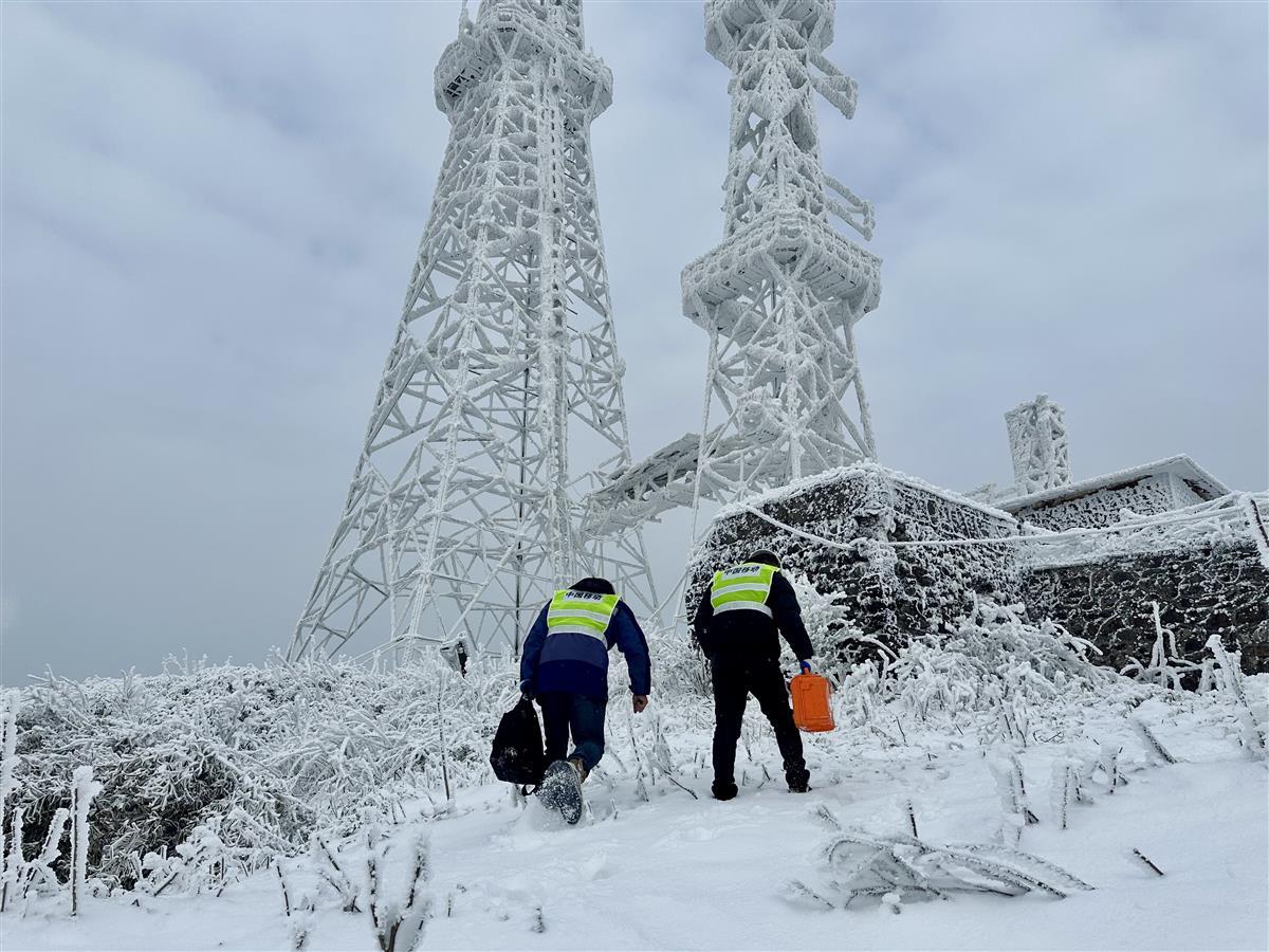 恩施利川，在海拔1800米的齐岳山上湖北移动抢修人员正在进行基站巡检.jpg
