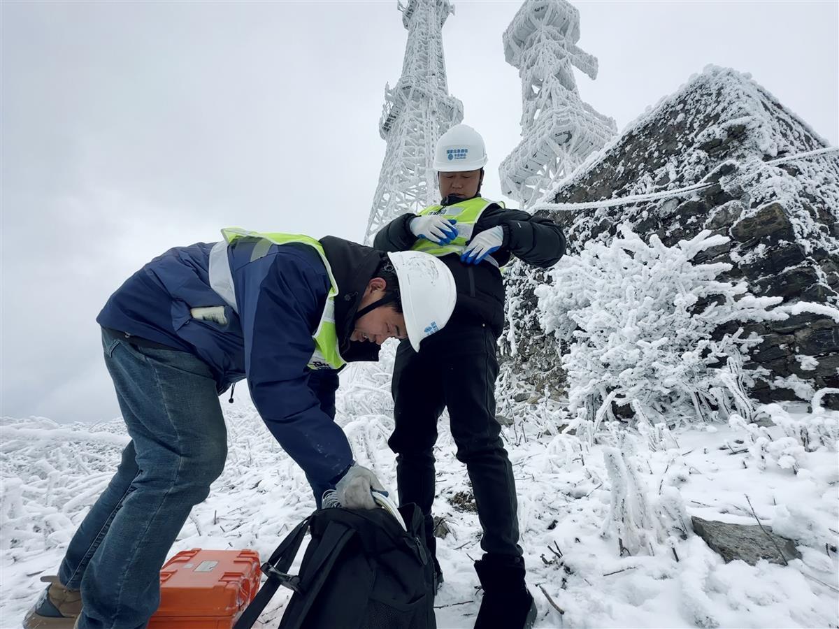湖北移动抢修人员冒着风雪进行通信设施巡检，全力保障网络平稳运行.jpg