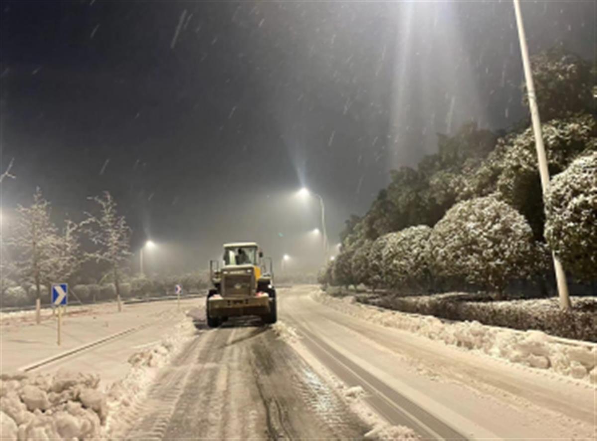 爱心企业提供5台大型铲雪车,助力保障道路畅通