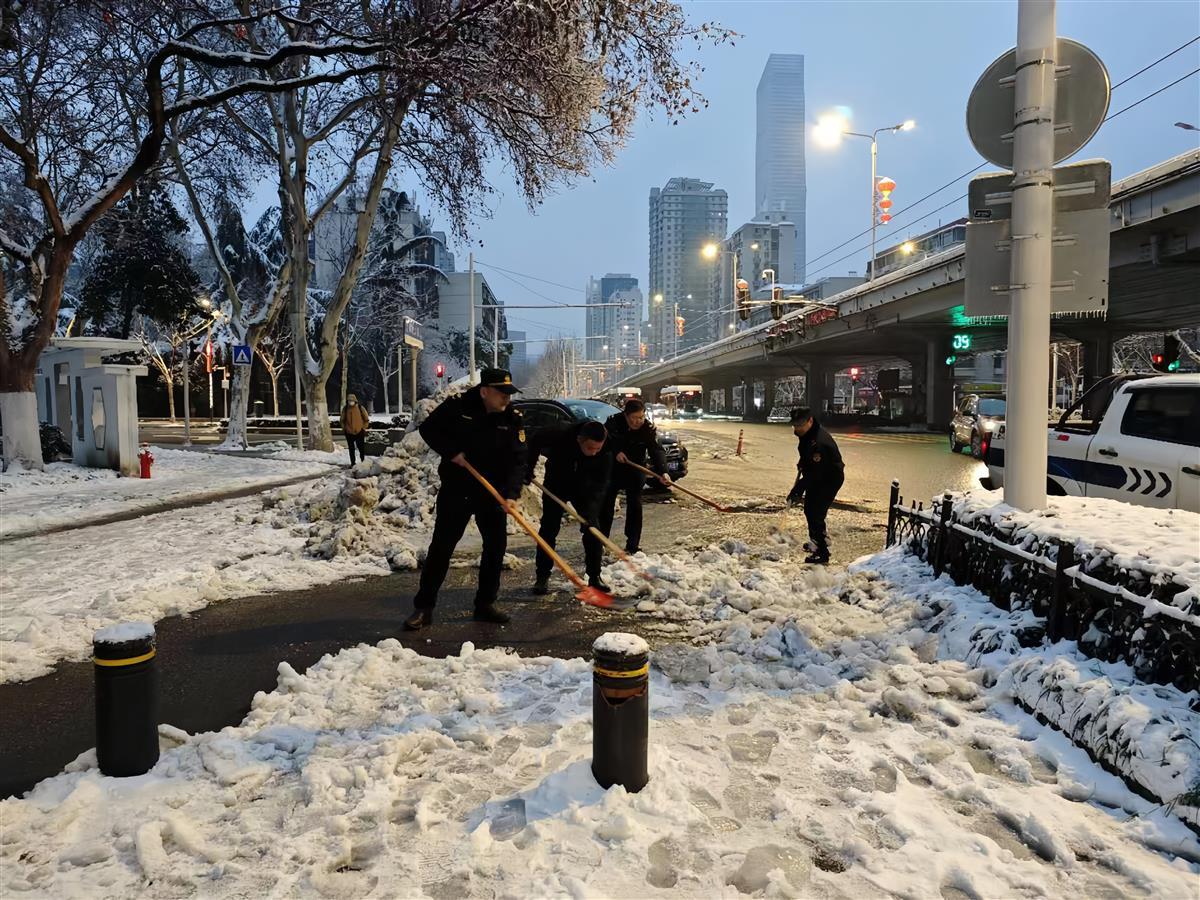 “铲雪大队”在江岸街头各处 (3).jpg