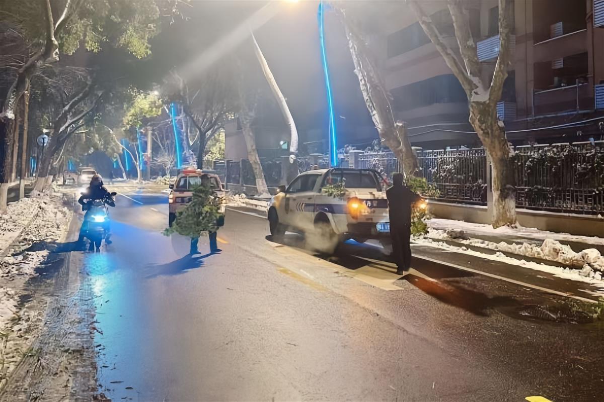 连夜清理惠济路树枝落叶 (2).jpg