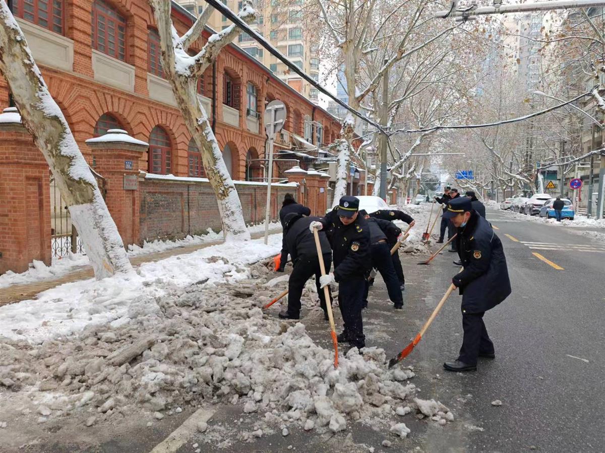 “铲雪大队”在江岸街头各处 (4).jpg