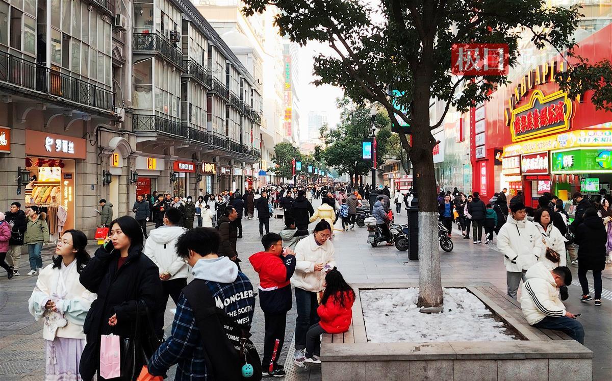 武汉江汉路步行街上寻年味 | 极目新闻