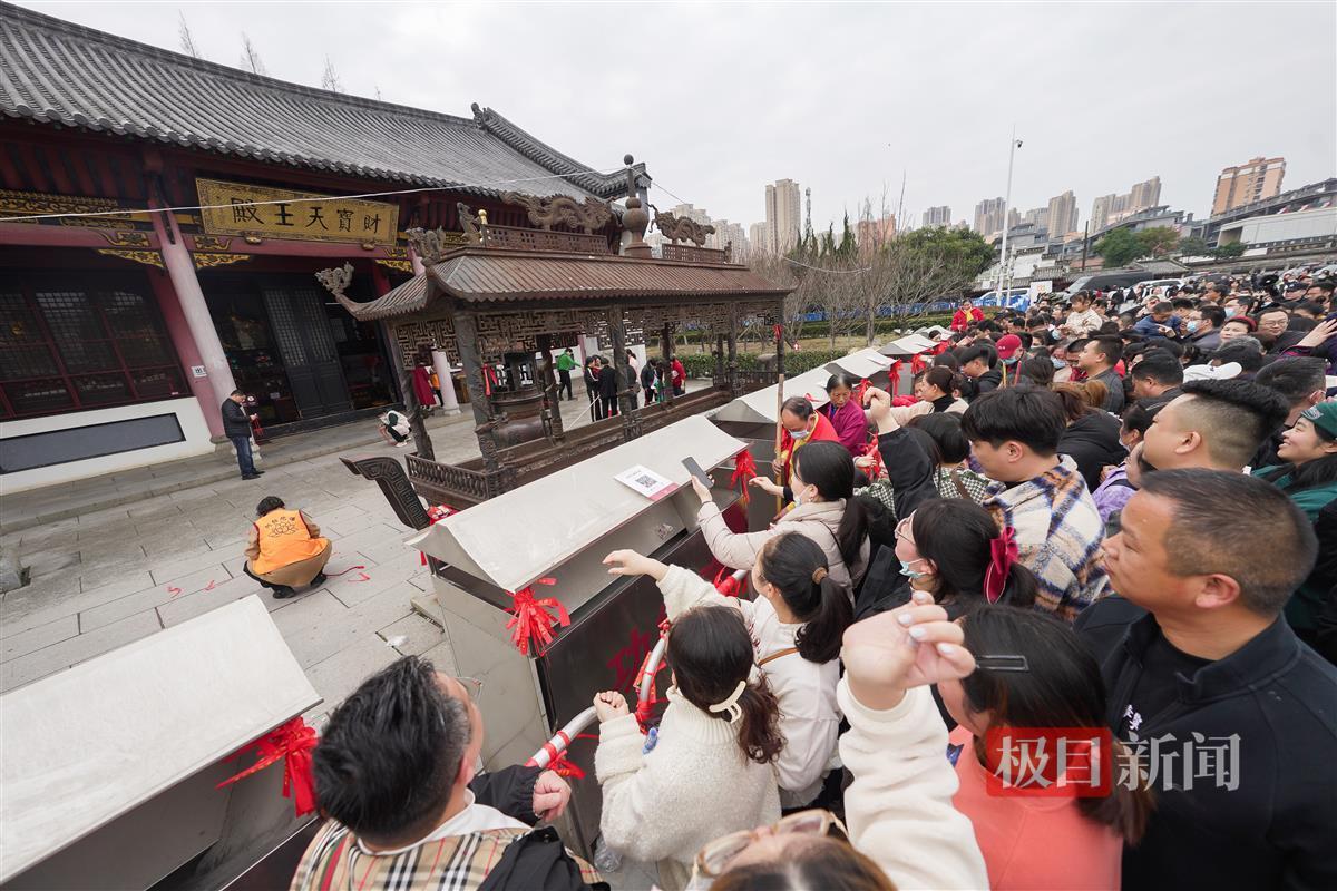 大年初五拜财神,武汉归元寺香客如潮