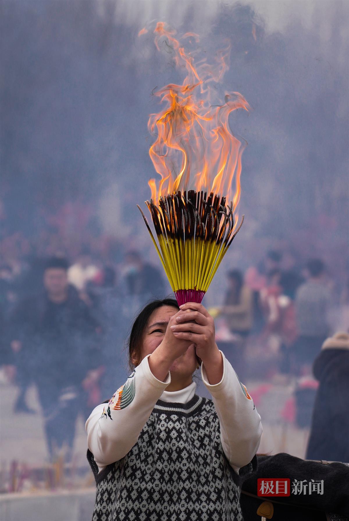 2月14日农历大年初五,武汉归元寺人气爆棚,前来祈福的武汉市民络绎不