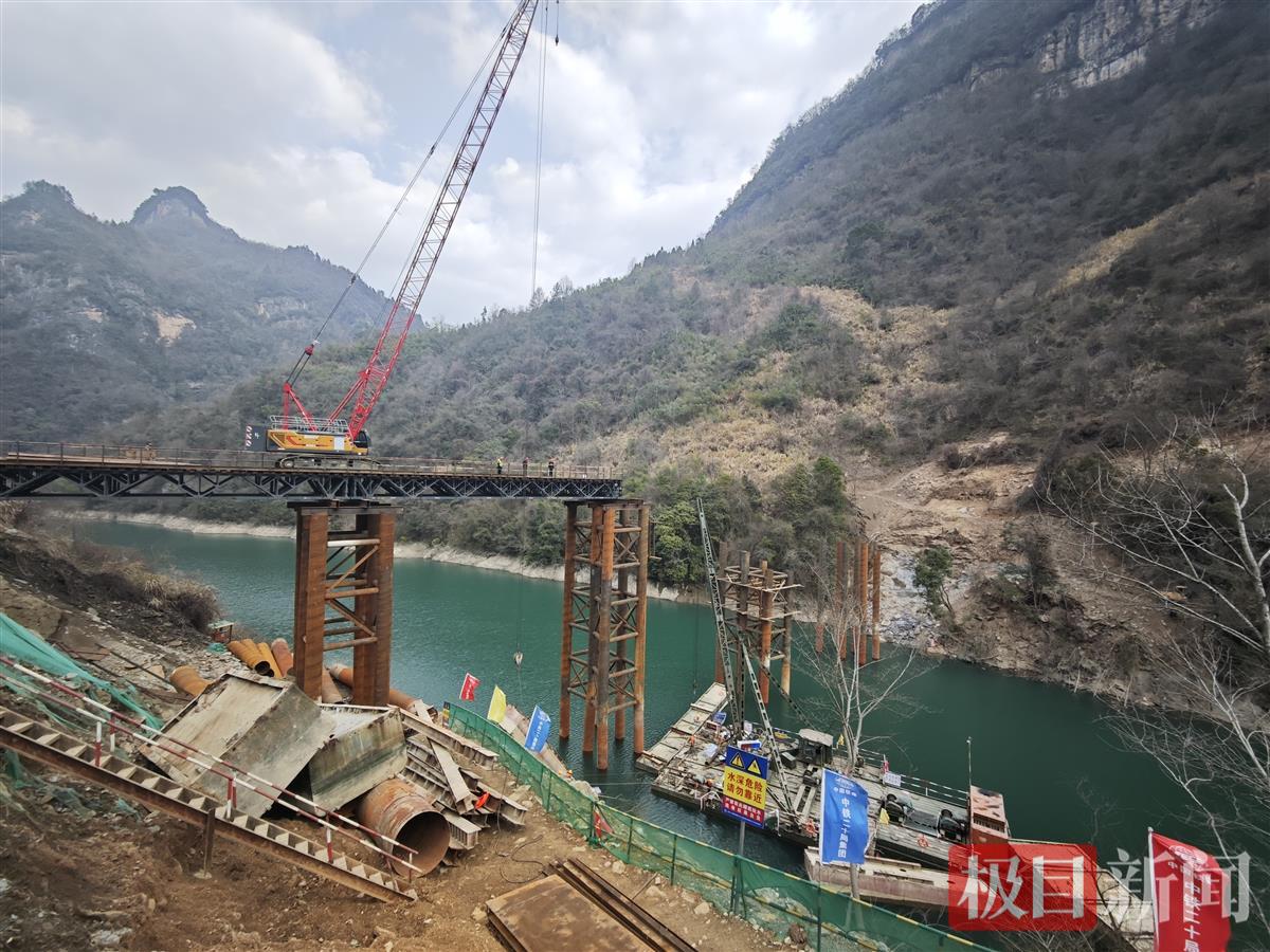 十巫南4标1号钢栈桥整理施工现场，为复工复产创造条件.jpg