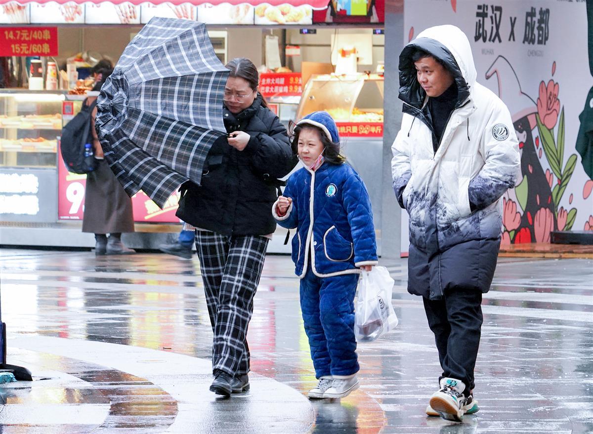 洪山雄楚大街,人们顶着寒风前进此轮寒潮是大风,雷暴,冰雹,大雪,冻雨